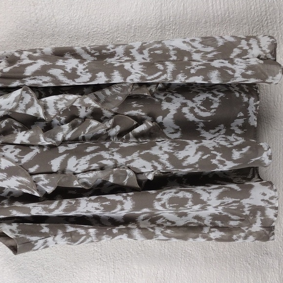 Ann Taylor Taupe Ruffle Geometric Pattern Sleeveless Keyhole Tie Back Summer Top - Picture 3 of 12